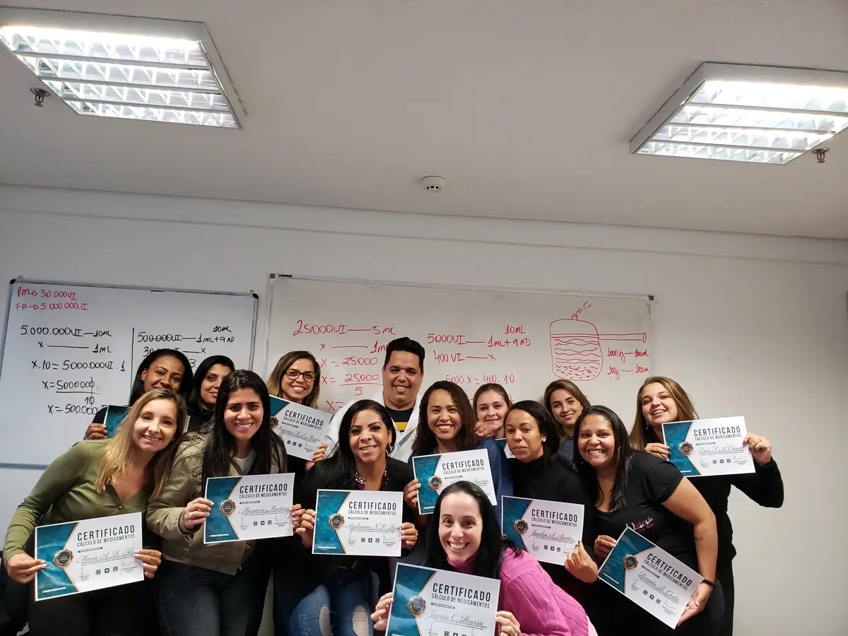 Turma do Estação Enfermagem segurando os certificados de conclusão do curso, foto 1