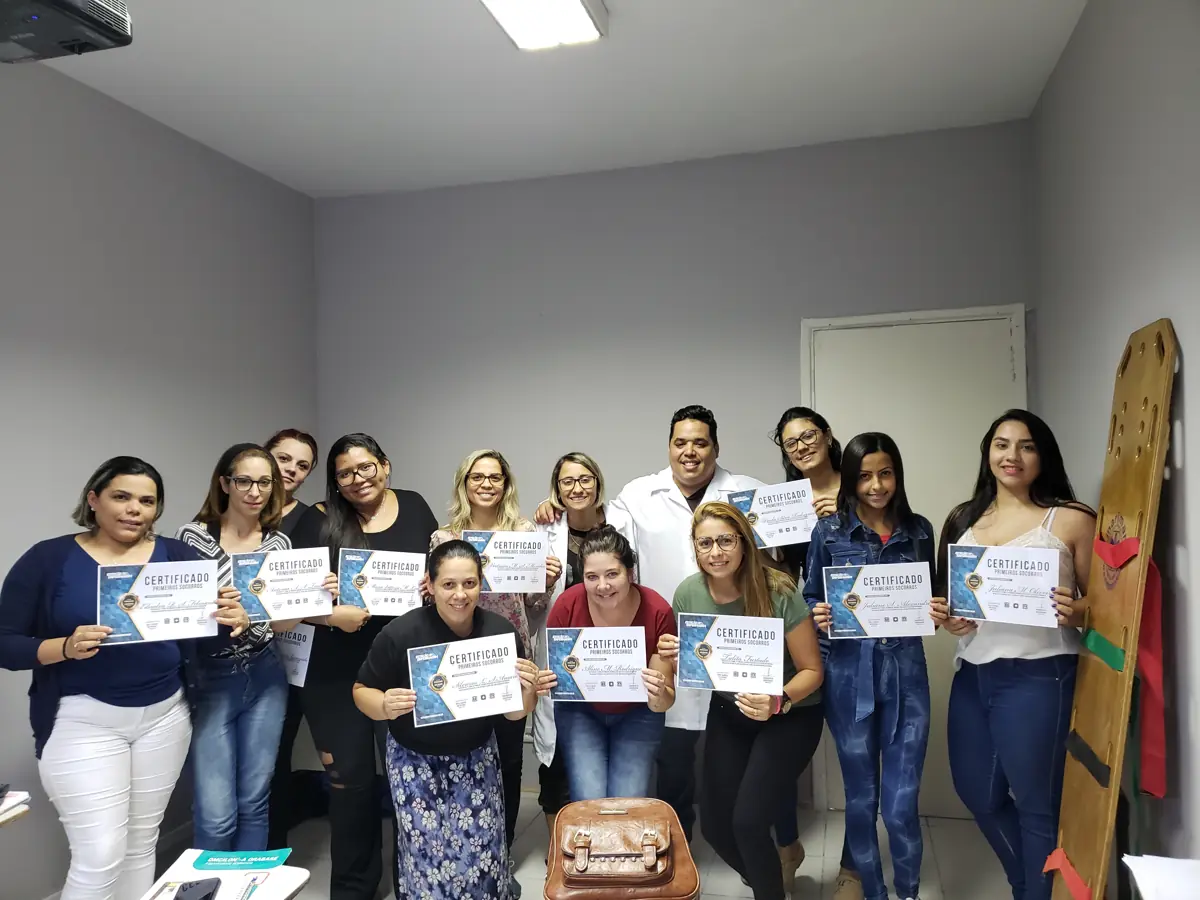 Turma do Estação Enfermagem segurando os certificados de conclusão do curso, foto 3