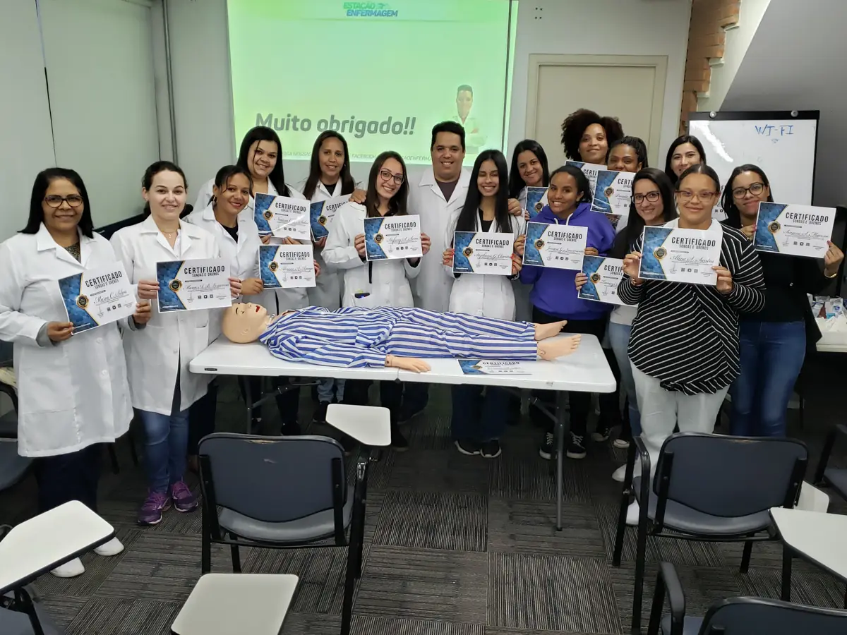 Turma do Estação Enfermagem segurando os certificados de conclusão do curso, foto 4