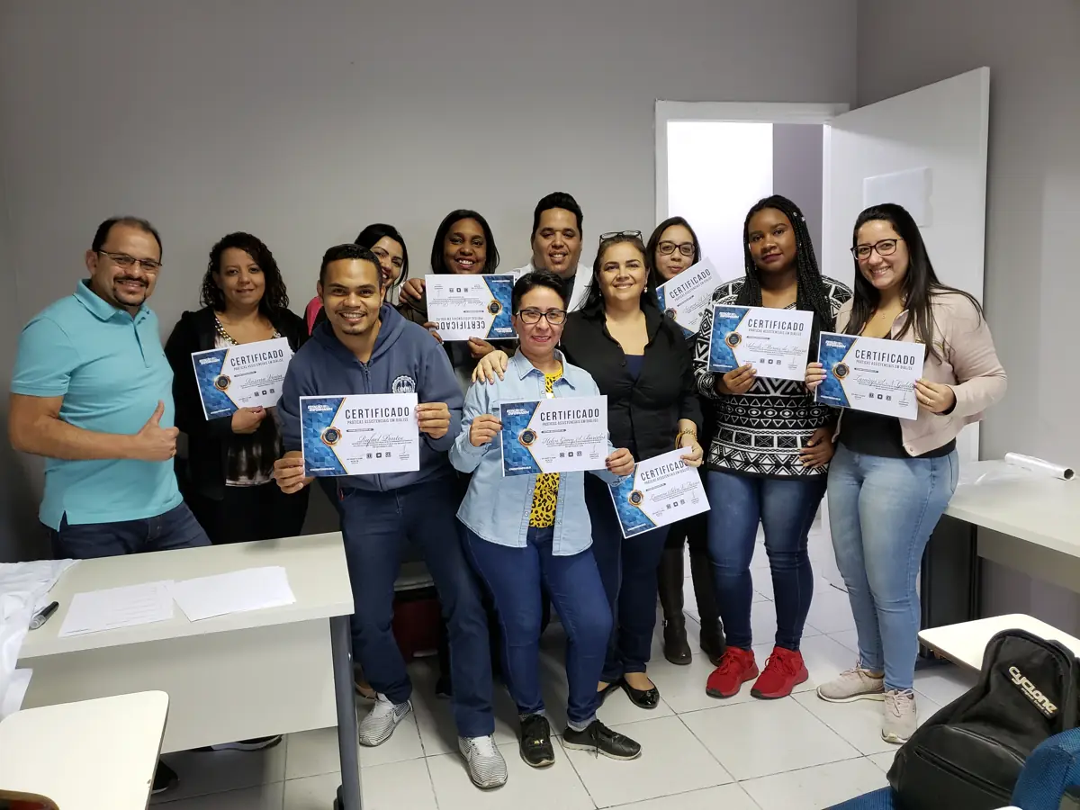Turma do Estação Enfermagem segurando os certificados de conclusão do curso, foto 6